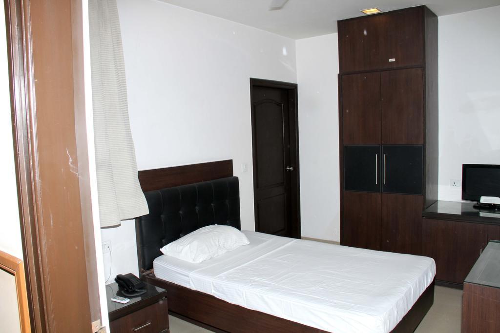 The Grand Olive Hotel Noida Room photo